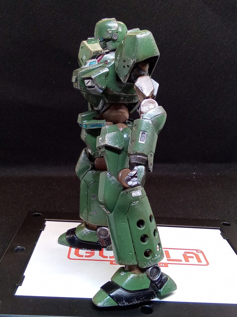 切った部分は勿体ないので 胸部と上腕部と脚部の装甲に加工して使用