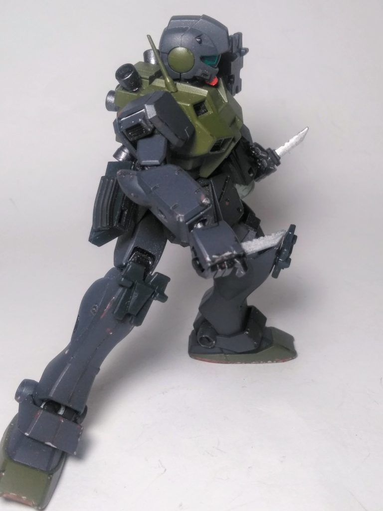 此方は『ハンドガン同梱のナイフ🗡️』迫力が足らないなぁ😥空きスペースにライフルの｢予備マガジン｣も懸架しときますね😏