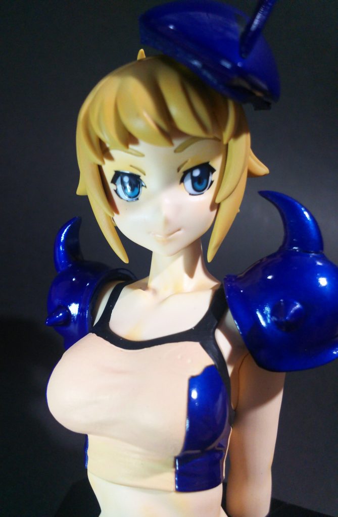 グフレディということであくまでコスプレとしてパーツを用意。頭部:SDグフの頭部パーツを使用。両肩:旧キット 1/144 グフの肩パーツを使用。グフキットに取り付ける肩パーツをボディに付ける側と腕を付ける側の位置を逆転。合わせて一番上の曲がった角をいったん切り離し向きを変えて再接着しています。頭部のSDグフの頭部はベレー帽のイメージで。両肩はもちろんアーマーのイメージ。両方とも内部に樹脂粘土を入れて、頭。肩の形状にあわせて乾燥。取り付けは両面テープです。