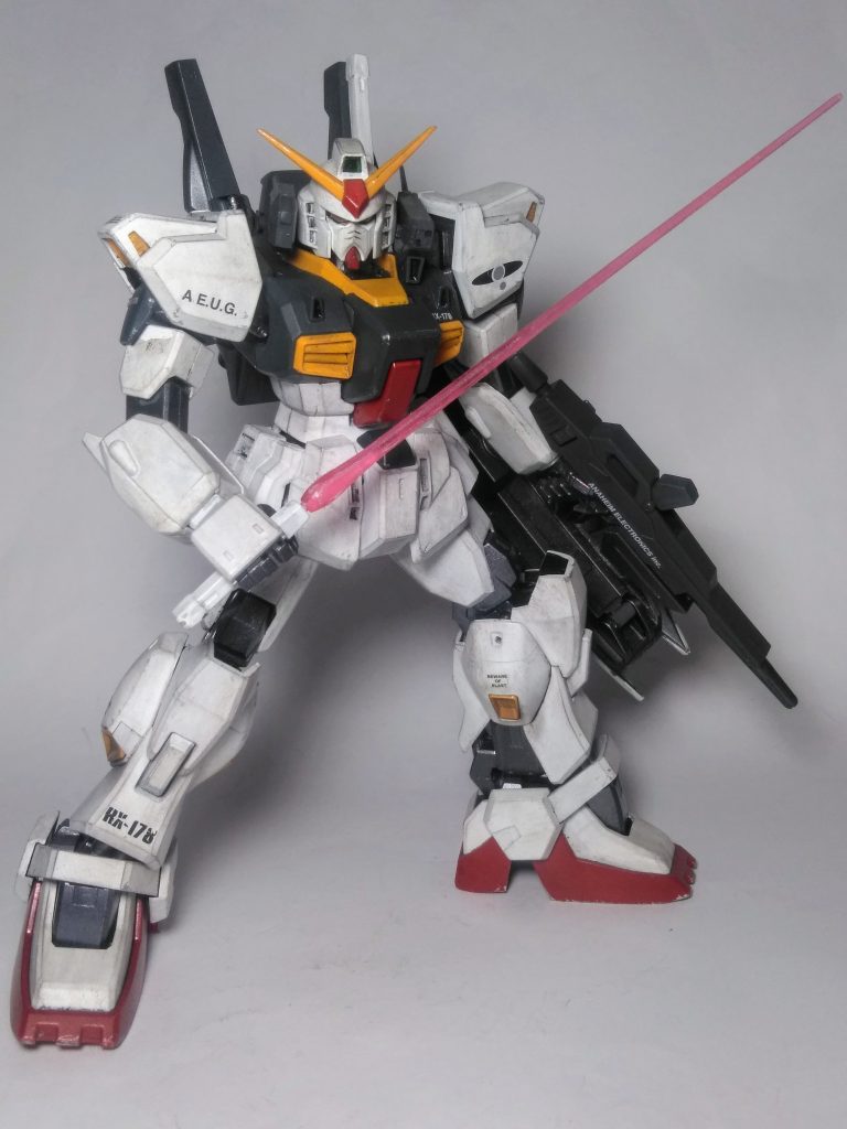 "再十五"に成りますが、本棚の守護神である『MG ガンダム Mk-Ⅱ 《エゥーゴ仕様》』を晒して逝きます 😋 この子の初販は "1998 年 "😊 と、成っております🧐 26年かぁ・・・四半世紀も在れば色んな事が在るモノです…😔