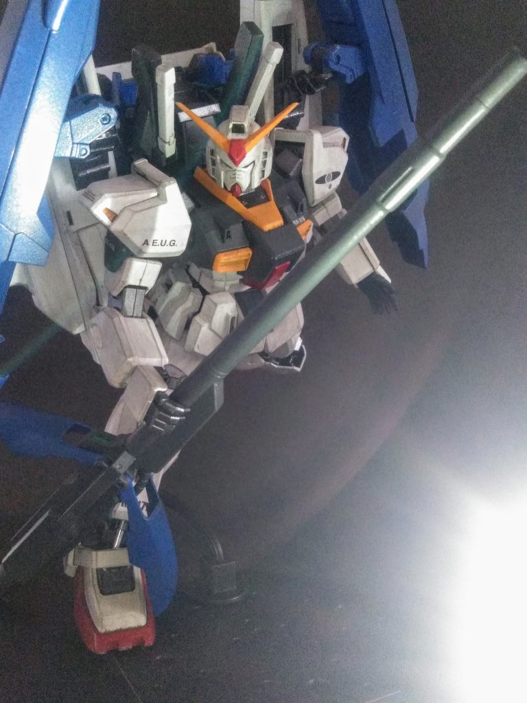 そんな訳で「UP主」が世界で 2 番目に大好きな『ガンダムMk-Ⅱ《エゥーゴ仕様》 (同率 2 位🥈は50機位?)』を「リビルド」です 😁今回も「リビルド」なのに、ガンダム本体を殆ど弄っておりません😋                何故なら弄ると壊れるから・・・薄暗い本棚の中とは云え、関節なども健在でした😲                   26 年前のキットなのに・・・「BANDAIの技術力」には"神の意思"を感じます🤗