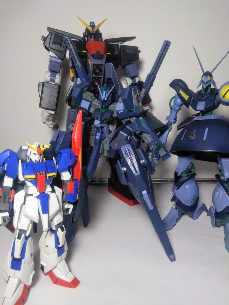 さて!恒例?の"背比べ"はコンナ感じ 😋『ハイゼンスレイ Ⅱ さん』の全高は"およそ 220mm 強"(ビーム砲を含めば250mm超え)とナッテおります 🧐「バウンドドックさん」よりまだ高い 😅