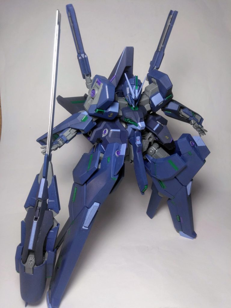 腕に持つのは『コンポジット・シールド・ブースター』このシリーズの"ウリ"の武装ですね😍御覧の通りなのですが 本体に比例して「当然ナガクて!デカい❗」と、相成ります 😱この様な状況ですから当然 "保持"はムズカシい・・・😭