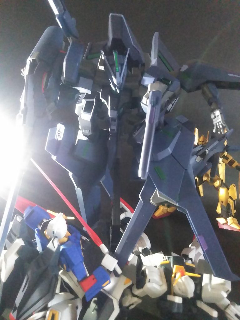 "ブンドド好きには悲しい"キット 😭💦💦予想の通りに"全くポージング"が出来ません 😩『コンポジット・シールド・ブースターにはクローギミック』が差し替えで表現出来ます 🤭射出状態も再現可能 😁アンヨは「MA形態時にクロー」としての機能が在りますね 😋フゥ😵💨 ナンとか画角に収まった・・・ 🤭あっ!『百式さんはC,S,B,クロー』に捕まっております 😋『 Mk-Ⅱ さん』はアンヨに挟まれて・・・😥う~む🤔 この「怪獣感」が堪らない🤤🌊🌊🌊🌊