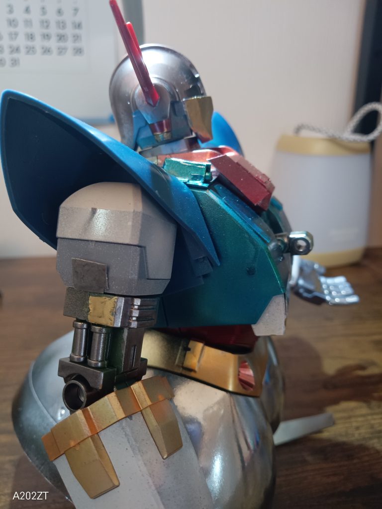 左肩についている突起は、ミサイルであり、相手にダメージを入れられる。胸部分についている突起は、自爆システムと、機体位置表示の2つの役割となっています。プロトタイプジオングには、シャアが乗ることを前提にしており、自爆システムは入っていない、ただ今回、頭単体で行動ができるので、機体を放り出し、相手に大ダメージを与えることができると……採用した。機体位置表示は、もともとジオングはジオン軍の機体であるため、機体表示をするとジオン軍に位置情報が、流れてしまい敵にアムロの位置がわかってしまうので、連邦軍仕様に交換した。