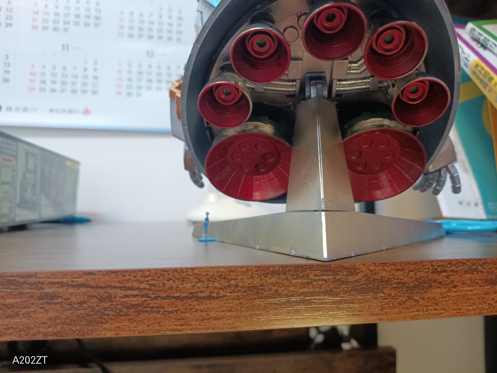 バーニアです。メタリックシルバーマーカーをエアブラシ塗装したあとに、ロイヤルメタレッドをエアブラシ塗装しました。