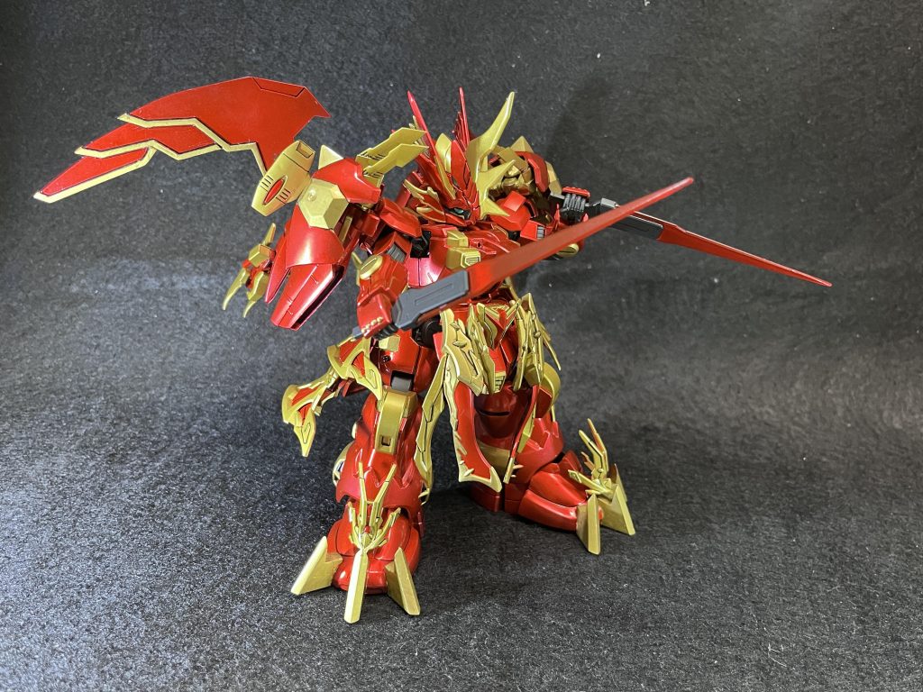 ビームサーベルも形がかっこいいのでそのまま採用。とあるギミックのため肩アーマー裏には収納できないため、フライトユニットのビームサーベル収納ギミックを加工して携帯できるようにしてます。