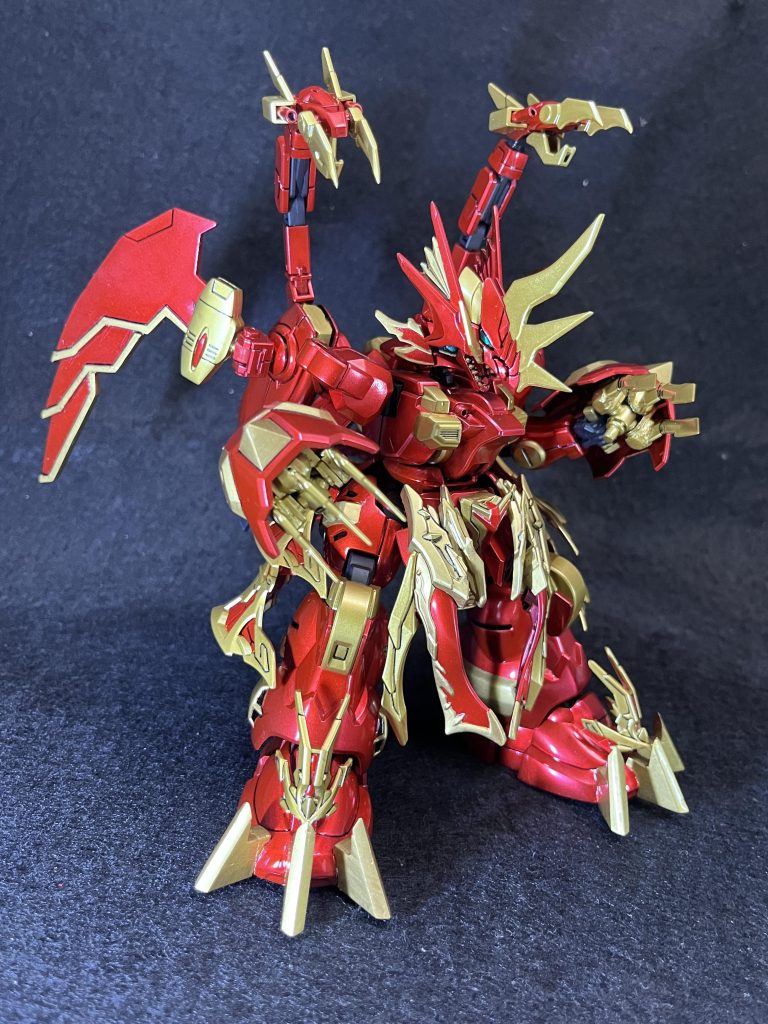 今回の変形ギミックはズバリ「ドラゴンモード」です。最初にこのキットを組み上げたときに「こいつの肩アーマー手に持たせたらかっこよくね?」という発想から紆余曲折あって最終的にドラゴンになりました。ジェターク社のシンボルは獅子なのにねw頭の兜がそのまま竜の頭に変形します。パーツはダークグラスパードラゴンを使用。