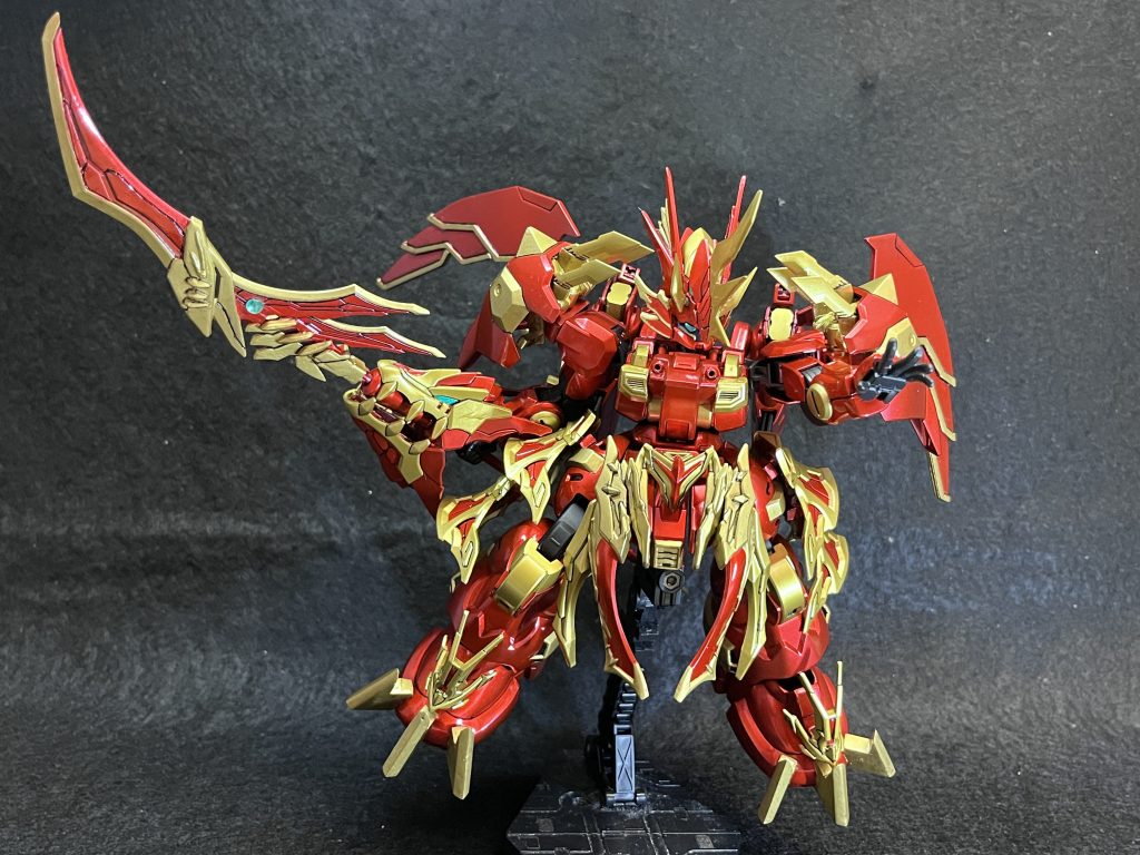 付属のビームパルチザンを関羽雲長νガンダムの武器を加工して巨大青龍刀に。SDのパーツは肉抜き穴が多いので穴埋めに苦労しました。