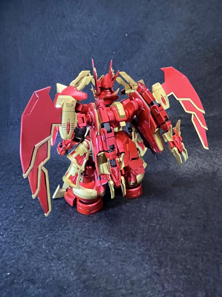 今回はディランザにドラゴンテイストを入れてみました。武装と各所装飾は関羽雲長νガンダムから拝借。なんかいい感じに武者っぽくなりましたね。バックパックはフライトユニットに変更。そこに転がってたエピオンの翼を接続。元から空いてる穴に無加工で取り付けできました。