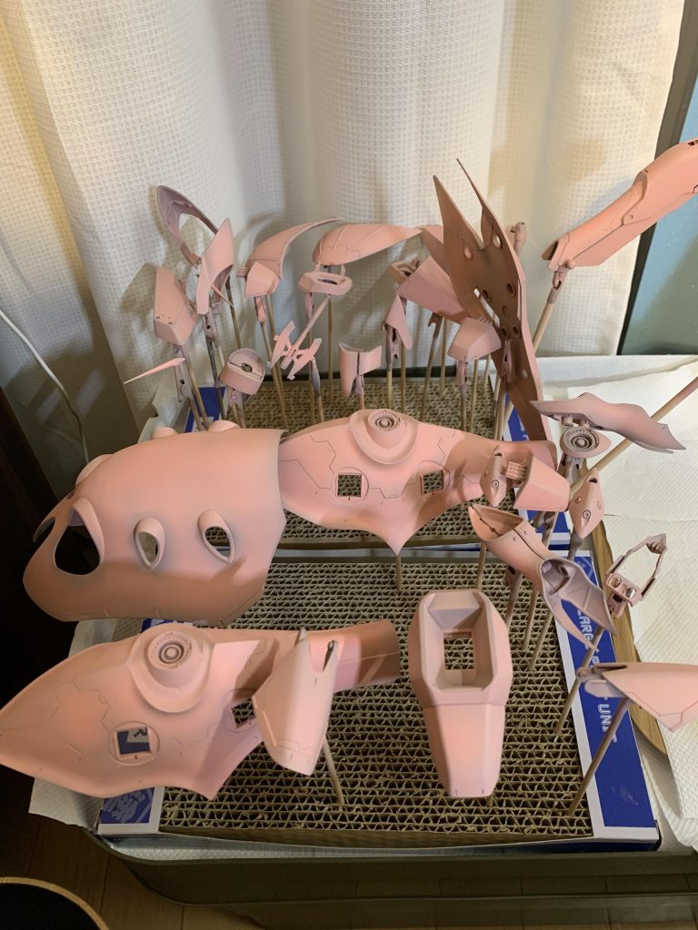 一度ピンクサフで下塗りしたものの、その後重ねた赤の発色が良すぎて思っていた色にならなかったので、このあとメカサフヘビーでシャドウ吹きしてトーンを落とし、その上から赤を吹いています。完成から時間が経っていますが、こうして投稿することができるととても達成感がありますね^_^最後までご覧いただき、ありがとうございました。