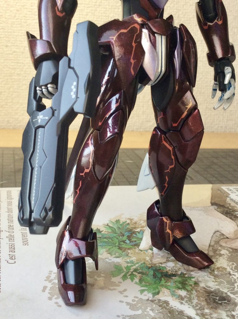 装甲表面に電子回路が走ってるみたいなサイバーな感じを狙ってたのに、どっちかというと騎士の甲冑のエングレービングみたいになってしまったのも想定外でした。