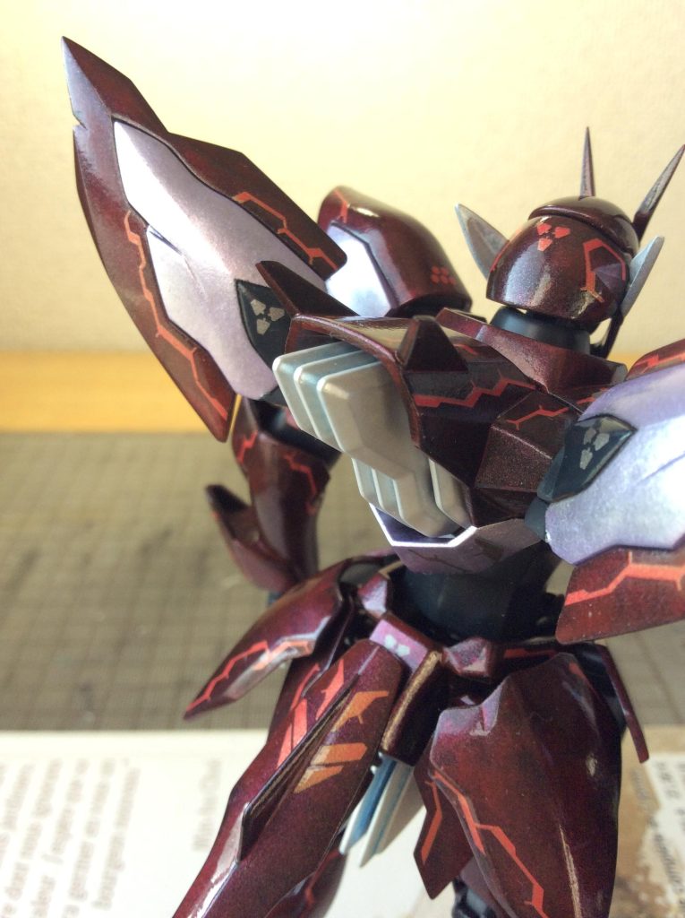 デカールはGMラインデカールのニューロン柄を使用。光の角度で色が変わるというプリズムレッドのものを赤い地色の上に貼り、角度によって模様が浮き上がったり沈んだりして見えるようにできないかと思ったのですが、結果どの角度から見てもばっちり目立っています。