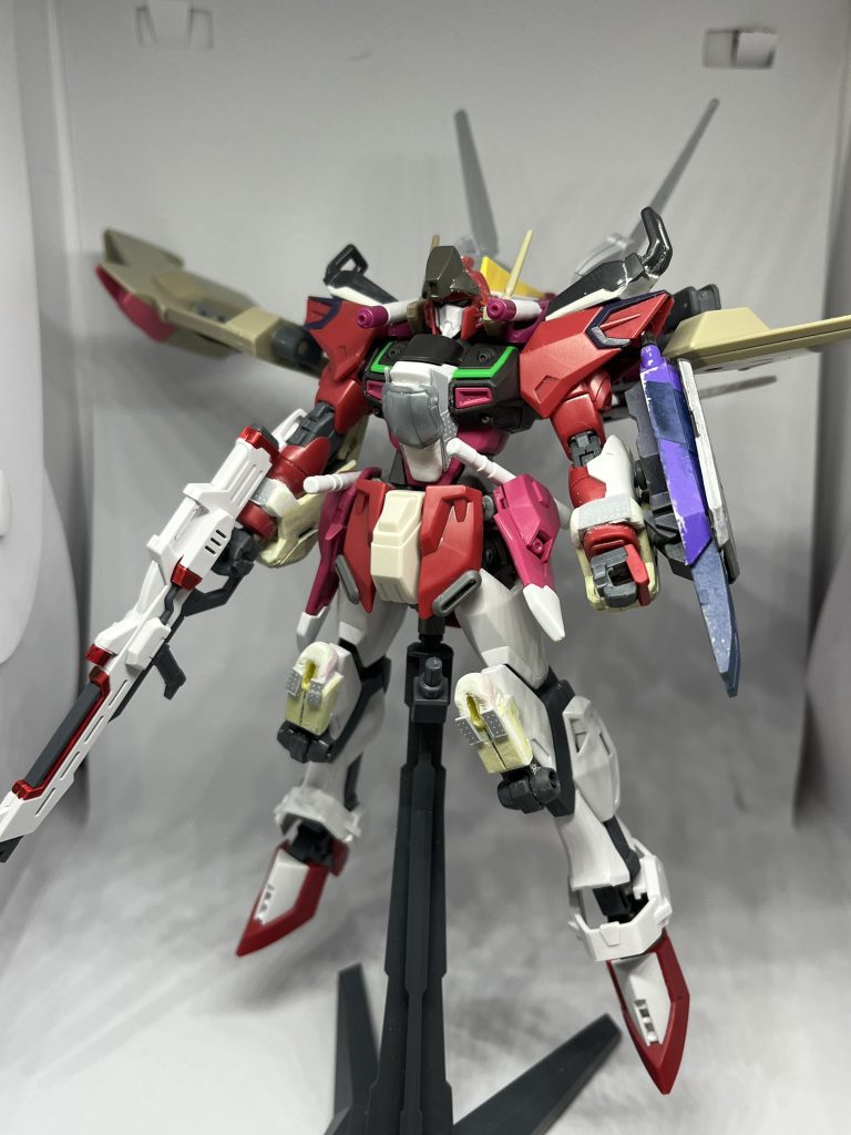 頭、胴体、腕はイモータルジャスティスで、足はスタービルドストライク、バックパックはインフィニットジャスティスになっております。頭部にはジェガンのバルカンポッドと頭部分をつけております。肩にはガードフレームの脚パーツを取り付け、腕にはステイメンのフォールディングアームをつけています。胸部はプラ板とビームザンバーを使って増量させています。足の膝装甲はステイメンの腕パーツで作っております。リフターの翼部分はカットシーのパーツに変え、背面にはイモータルジャスティスの腰パーツを取り付けブーメランを取り付けております。本来はez8の前頭部と胸部追加装甲を使おうとしましたがブッ格好になったので断念。