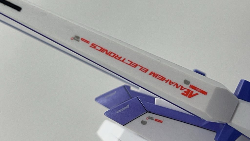 プロト・フィン・ファンネルに貼ったアナハイムの長いシールがお気に入りです。