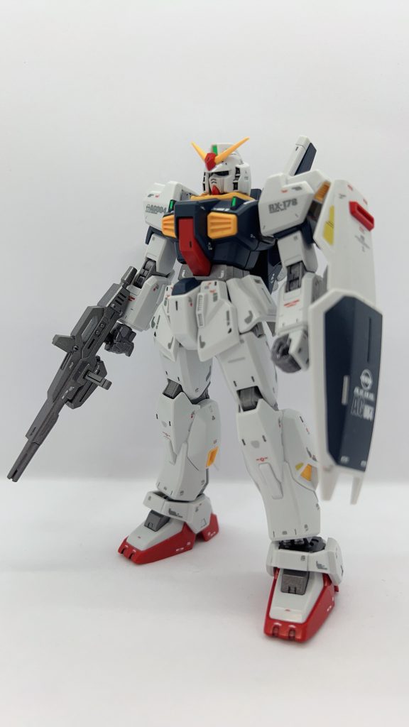 説明書通りに塗装するつもりでしたが、関節類は赤鉄色にしました。