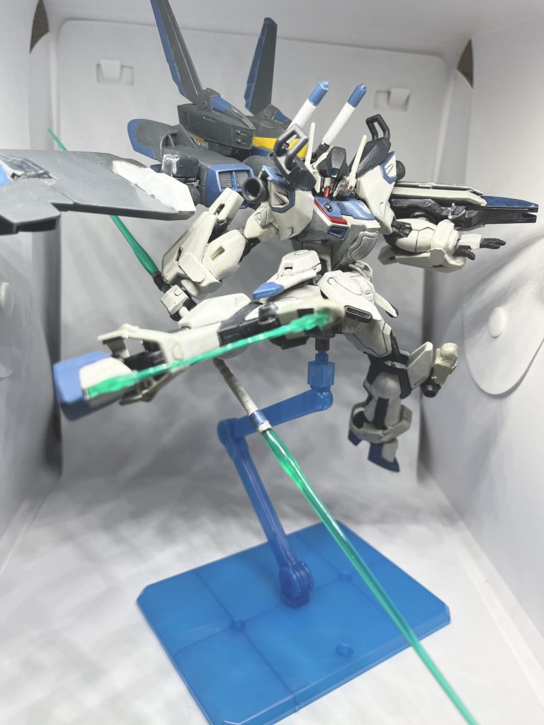 ファトゥムにブーメランが移行され腕についたサブアームで取る設定です。また膝装甲が展開しサーベルを発振します。