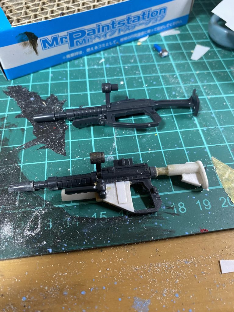 ザクマシンガンを元にプラ板と造形パテでぺたぺたして作りました！