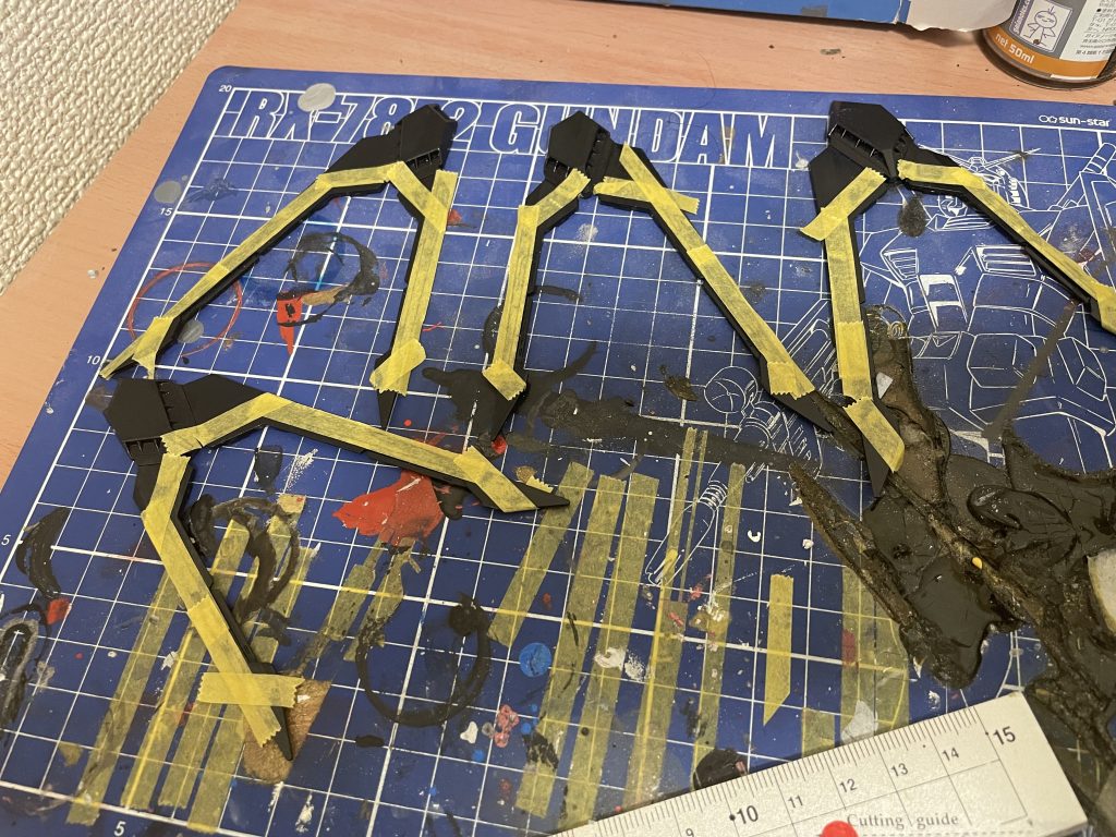 ウィングにはマスキングテープを使い塗り分けました