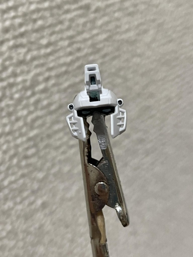 ツインアイ等のセンサー類はビームシールド同様ホロブルーで塗装を施しました。