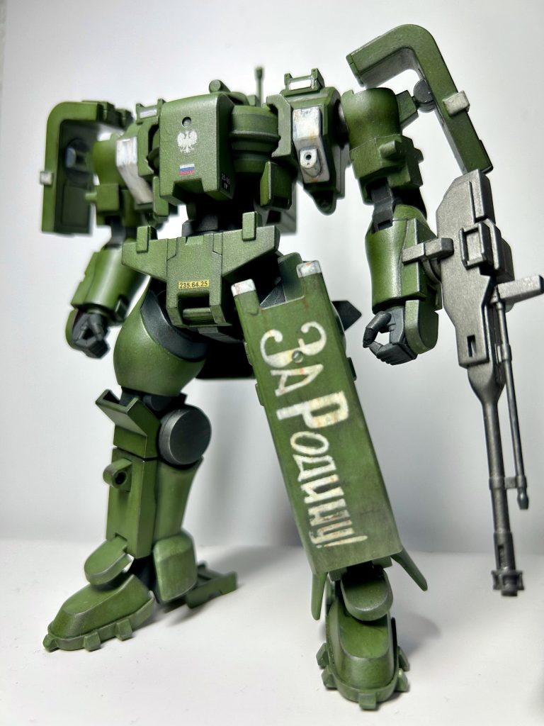 ミリタリーもので言うとソ連の戦車とかが好きなので、色やマーキングなどはそれらを参考にしました。ロシア語のスローガンなども手書きで書き込みましたが、昨今の情勢からするとちょっと気まずい感じになっちゃいましたね…。