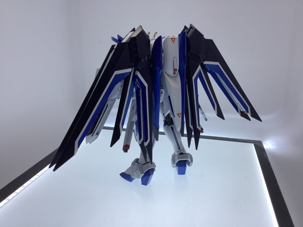 色々余ったデカールを貼っています。シール類はどうしようかと思ったんですが、シールに艶消しトップコートをかけてみました。ちょっと落ち着いた感じになりました。