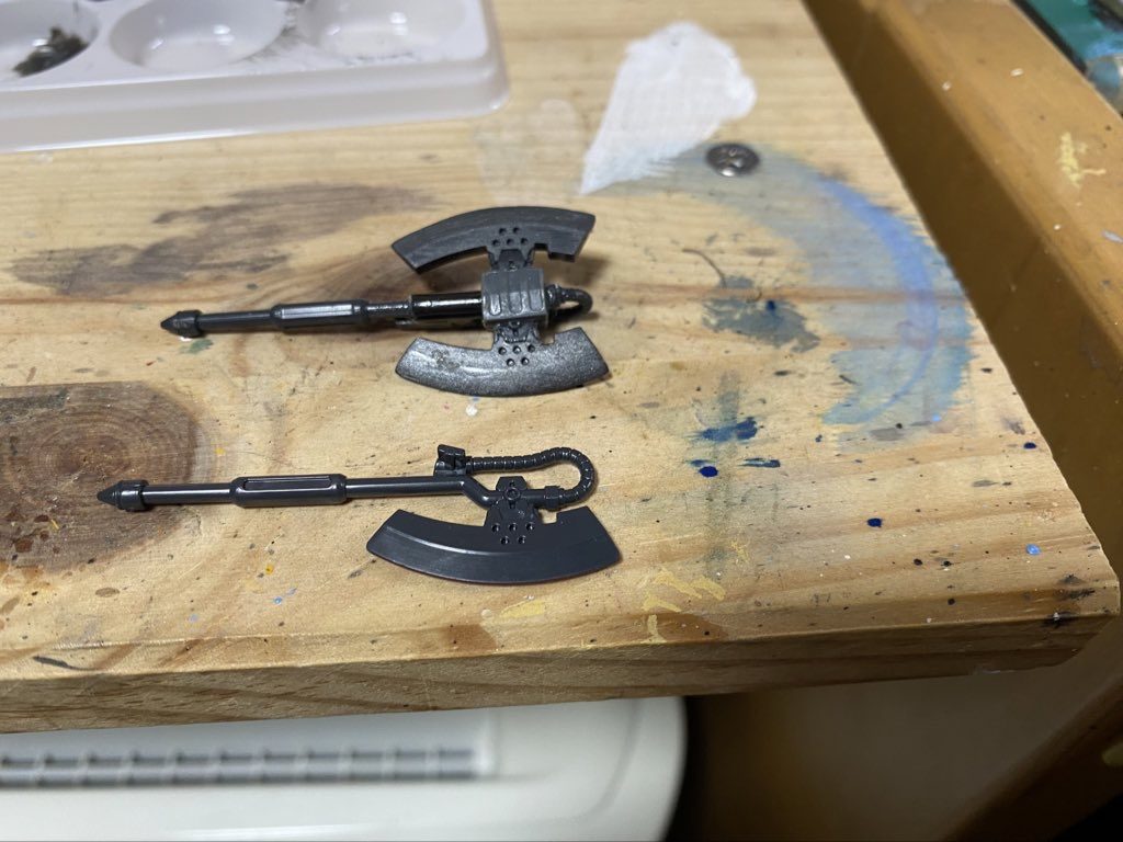 下が元のヒートホークで上が改造して作られたヒートトマホークです！