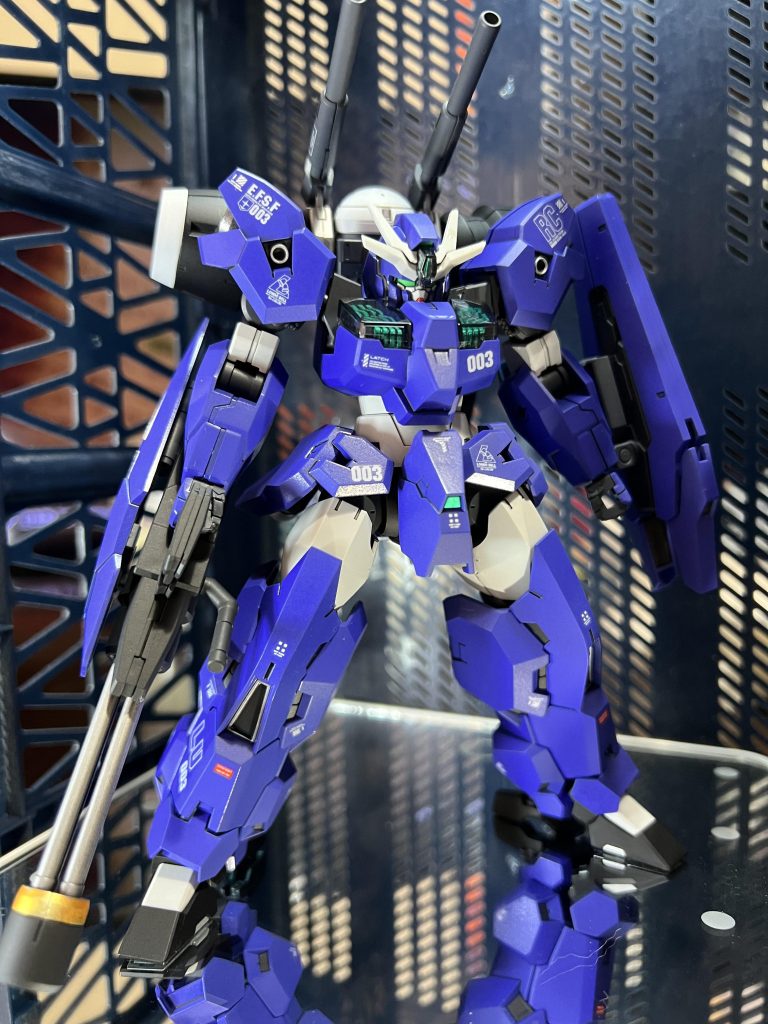 スパロボのノリで地球圏各地で多発する原因不明の空間転移現象により、いくつかの並行世界が一つになった世界。UC0098、空間転移現象により出現した未知の勢力に対抗すべく新設されたロンドベル治安維持遊撃部隊しかし急造部隊ゆえに戦力不足は深刻なため、並行世界にあったオックス.アース社からアナハイムに提供されたのちに調整され、ロンドベル治安維持遊撃部隊において試験運用のため配備された機体。という妄想であります😅