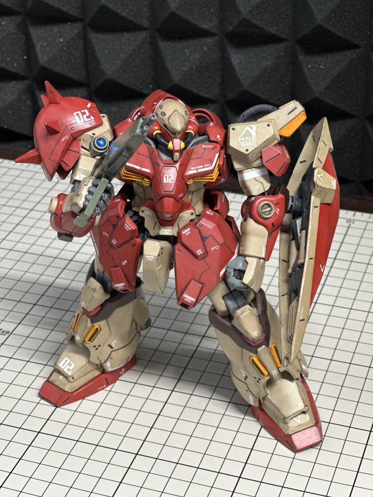 メタルボール埋め込みしていますが、接着が悪く取れてしまった箇所もあります。スコープとモノアイは青クリスタルシールに張り替え