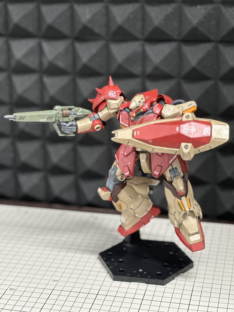左肩パイプはチューブに換装、接続方法がわからず穴あけ瞬着であまり綺麗には処理できていません塗装カラー装甲:ガンダムレッド、タン内部フレーム:ニュートラルグレーダクト:オレンジライフル:適当に緑と白を混ぜ混ぜウェザリング:ウェザリングカラーグランドブラウン、タイヤブラックでチッピングトップコート:つや消し
