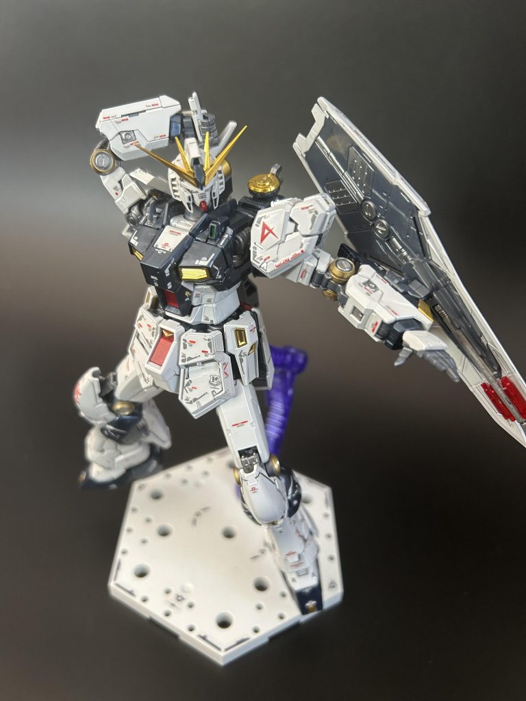 RGの中でもνガンダムは特に稼働がすばらしいですね、バックパックのビームサーベルも難なく握れます。