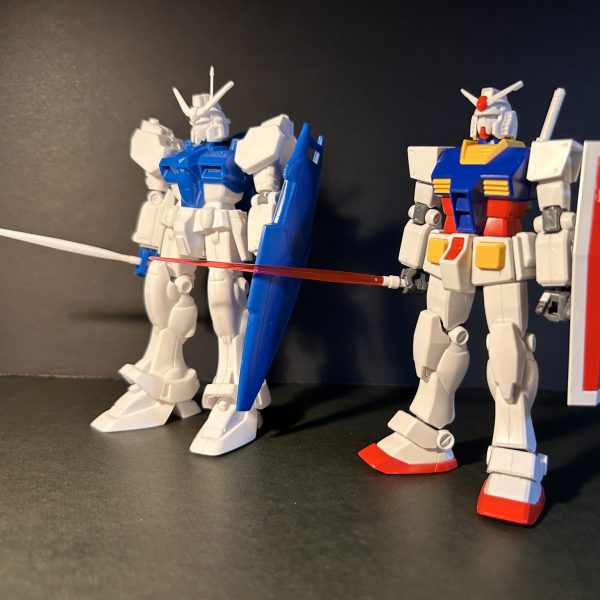 新古品が安く入手できたのでGP01フルバーニアン始めました。一箱でコンパチにより2機分楽しめるとのことで楽しみです。早速仮組みしてほんのりと感じる全体のバランスの違和感・・・。こんな時は、と手元にある基準のガンダムRX78(HG021)と並べてみます。(３枚目)18m(フルバーニアンは18.5)の身長は良い感じなのに対して頭大きく感じます。試しにRX78と頭を入れ替えてみました。うん良い感じ。マッシブなフルバーニアンを目指します。ということで方針は決まりました。頭の小型化を軸に始めます。６枚目は以前作のNT-1とツーショット。ハイウエストな気もしましたがアレックスと並んで違和感ないので僕的にはオk。（4枚目）