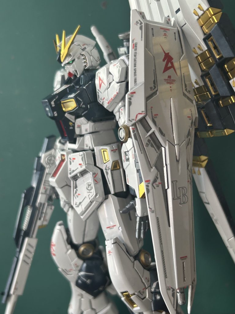 チタニウムフィニッシュの輝きがとても良く、シールドにフィンファンネルが反射して写っています。