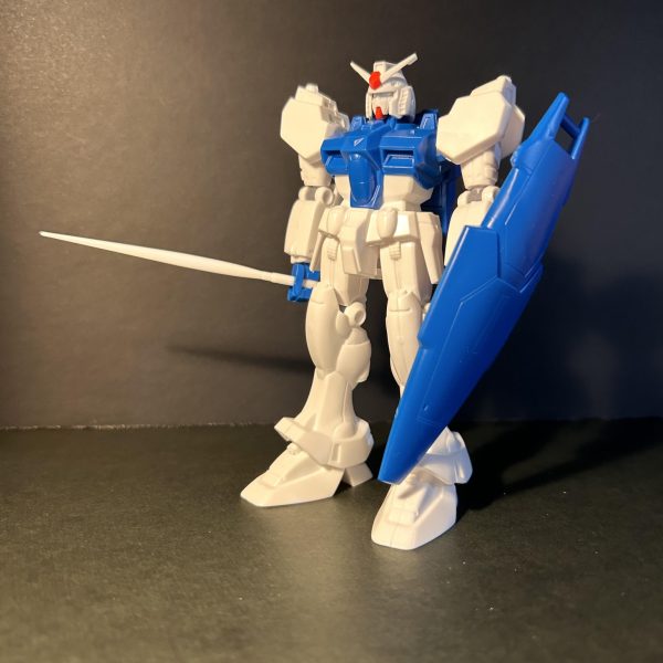 新古品が安く入手できたのでGP01フルバーニアン始めました。一箱でコンパチにより2機分楽しめるとのことで楽しみです。早速仮組みしてほんのりと感じる全体のバランスの違和感・・・。こんな時は、と手元にある基準のガンダムRX78(HG021)と並べてみます。(３枚目)18m(フルバーニアンは18.5)の身長は良い感じなのに対して頭大きく感じます。試しにRX78と頭を入れ替えてみました。うん良い感じ。マッシブなフルバーニアンを目指します。ということで方針は決まりました。頭の小型化を軸に始めます。６枚目は以前作のNT-1とツーショット。ハイウエストな気もしましたがアレックスと並んで違和感ないので僕的にはオk。（5枚目）