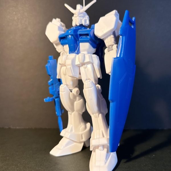 新古品が安く入手できたのでGP01フルバーニアン始めました。一箱でコンパチにより2機分楽しめるとのことで楽しみです。早速仮組みしてほんのりと感じる全体のバランスの違和感・・・。こんな時は、と手元にある基準のガンダムRX78(HG021)と並べてみます。(３枚目)18m(フルバーニアンは18.5)の身長は良い感じなのに対して頭大きく感じます。試しにRX78と頭を入れ替えてみました。うん良い感じ。マッシブなフルバーニアンを目指します。ということで方針は決まりました。頭の小型化を軸に始めます。６枚目は以前作のNT-1とツーショット。ハイウエストな気もしましたがアレックスと並んで違和感ないので僕的にはオk。（2枚目）