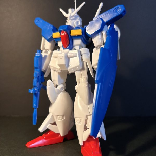 新古品が安く入手できたのでGP01フルバーニアン始めました。一箱でコンパチにより2機分楽しめるとのことで楽しみです。早速仮組みしてほんのりと感じる全体のバランスの違和感・・・。こんな時は、と手元にある基準のガンダムRX78(HG021)と並べてみます。(３枚目)18m(フルバーニアンは18.5)の身長は良い感じなのに対して頭大きく感じます。試しにRX78と頭を入れ替えてみました。うん良い感じ。マッシブなフルバーニアンを目指します。ということで方針は決まりました。頭の小型化を軸に始めます。６枚目は以前作のNT-1とツーショット。ハイウエストな気もしましたがアレックスと並んで違和感ないので僕的にはオk。（1枚目）