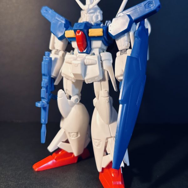 新古品が安く入手できたのでGP01フルバーニアン始めました。一箱でコンパチにより2機分楽しめるとのことで楽しみです。早速仮組みしてほんのりと感じる全体のバランスの違和感・・・。こんな時は、と手元にある基準のガンダムRX78(HG021)と並べてみます。(３枚目)18m(フルバーニアンは18.5)の身長は良い感じなのに対して頭大きく感じます。試しにRX78と頭を入れ替えてみました。うん良い感じ。マッシブなフルバーニアンを目指します。ということで方針は決まりました。頭の小型化を軸に始めます。６枚目は以前作のNT-1とツーショット。ハイウエストな気もしましたがアレックスと並んで違和感ないので僕的にはオk。（3枚目）