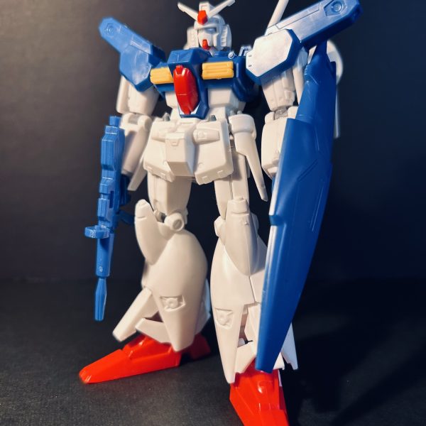 新古品が安く入手できたのでGP01フルバーニアン始めました。一箱でコンパチにより2機分楽しめるとのことで楽しみです。早速仮組みしてほんのりと感じる全体のバランスの違和感・・・。こんな時は、と手元にある基準のガンダムRX78(HG021)と並べてみます。(３枚目)18m(フルバーニアンは18.5)の身長は良い感じなのに対して頭大きく感じます。試しにRX78と頭を入れ替えてみました。うん良い感じ。マッシブなフルバーニアンを目指します。ということで方針は決まりました。頭の小型化を軸に始めます。６枚目は以前作のNT-1とツーショット。ハイウエストな気もしましたがアレックスと並んで違和感ないので僕的にはオk。（6枚目）