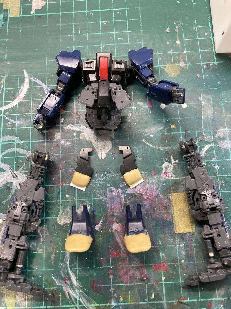 スカート、脛部前面装甲ともプラ板とエポパテで大胆に8ミリ延長しました。なかなかなヤスリがけ作業でした（笑）。お陰様でフレームをいじる事なく脚長プロポーションのバランスを上手く取ることができたのではと思います。