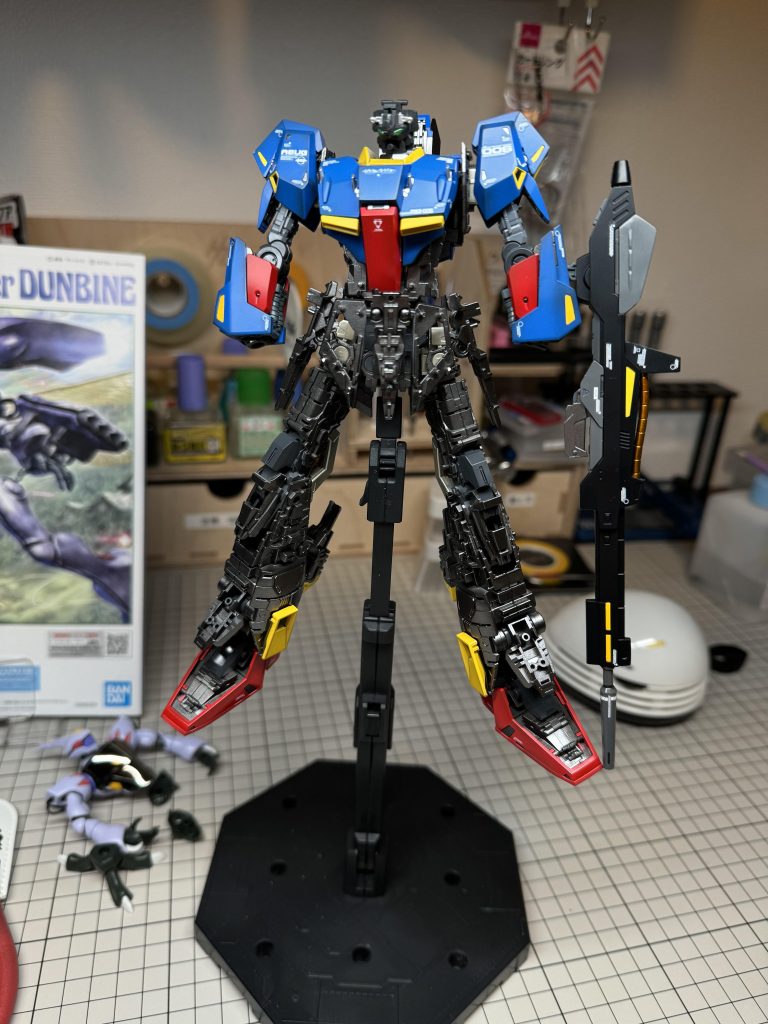 制作工程です。フレーム類はグレー2色、ブルーグレー、シャインゴールド?、スターブライトシルバー、スターブライトアイアン、フレームアームズなんとかで塗装してあります。仕上げは光沢で!