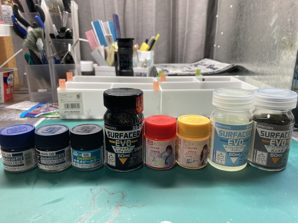 塗料は上記ラインナップです。少しトーンを落としたく、各ティターンズブルーにミッドナイトブルーを少量混色しています。それでもまだイメージより明るかったため、デカール貼った後にシタデルのナルンオイルでフィルタリングしています。リンプラカラーも初めて使いましたが、パールの入った成型色って感じでなかなか良くできてました。他の色も試してみたくなりました。