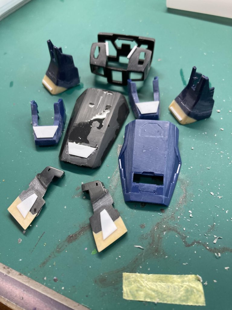 後は軽めにプラ板切り出し、プラ棒貼り付けてディティールUPしています。