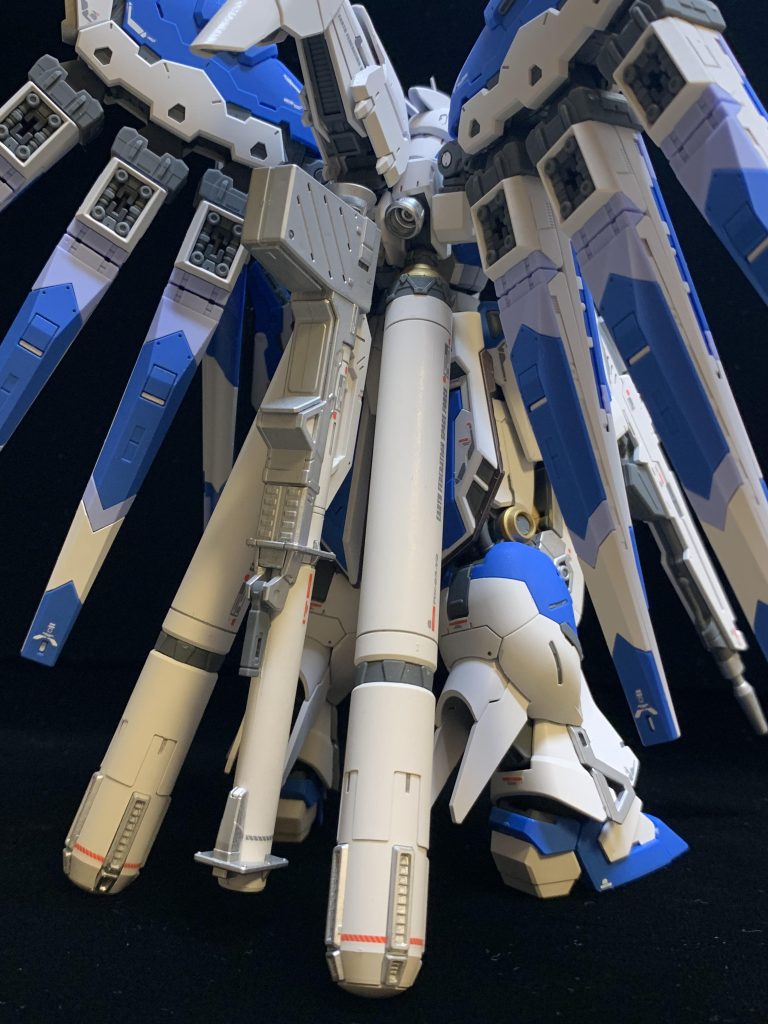 改造は特段せず…と言いつつ、1点だけ改造ポイントがありました。フィンファンネルがラックに取り付けると若干開いてしまう現象が多かったので、パーツ内部にネオジム磁石を入れて組みました。これでぴったり閉まります。