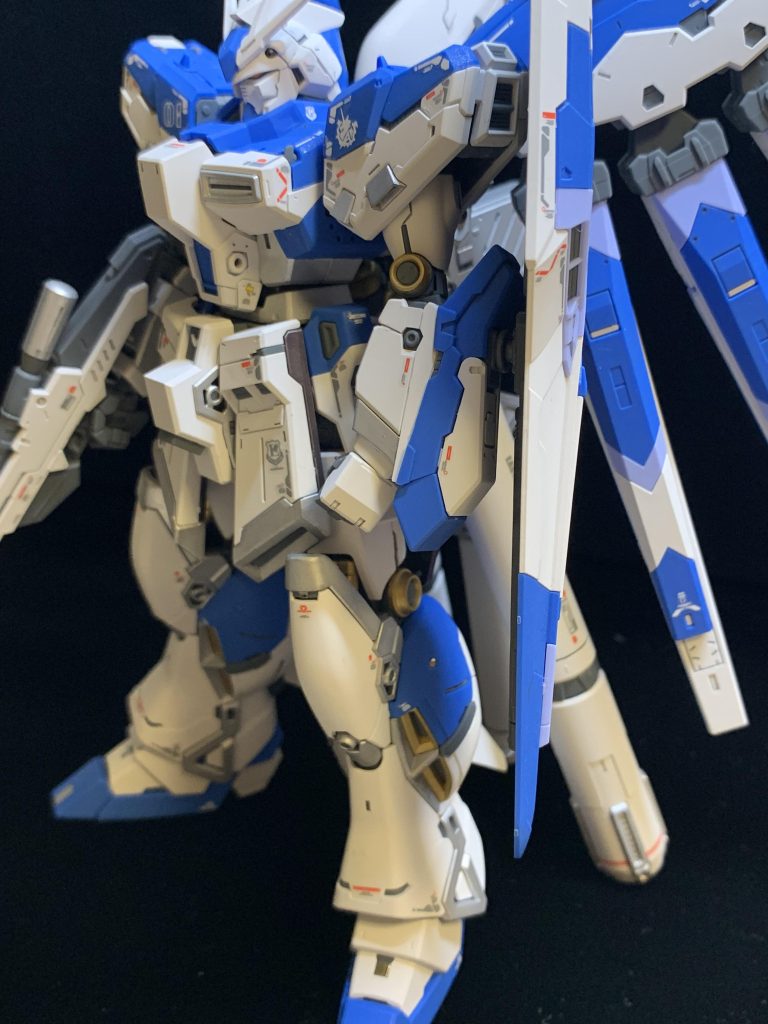 本体のメタリック成形色の部分はガンダムマーカーで塗装しました。