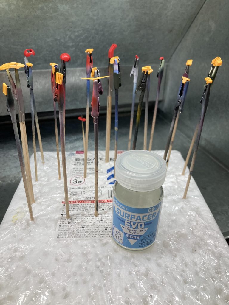 透明サフも買ったはいいが使う場面がなかなかなく、今回、初めて使用しましたが、隠蔽力の薄い塗料を乗せる時に成型色を活かせるので、黄色とか赤の塗装には良いかもです。