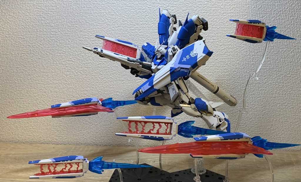 キットを手に入れてからファンネルエフェクトも注文していたので、組み合わせました。スペースを取りまくりますが、迫力あります。