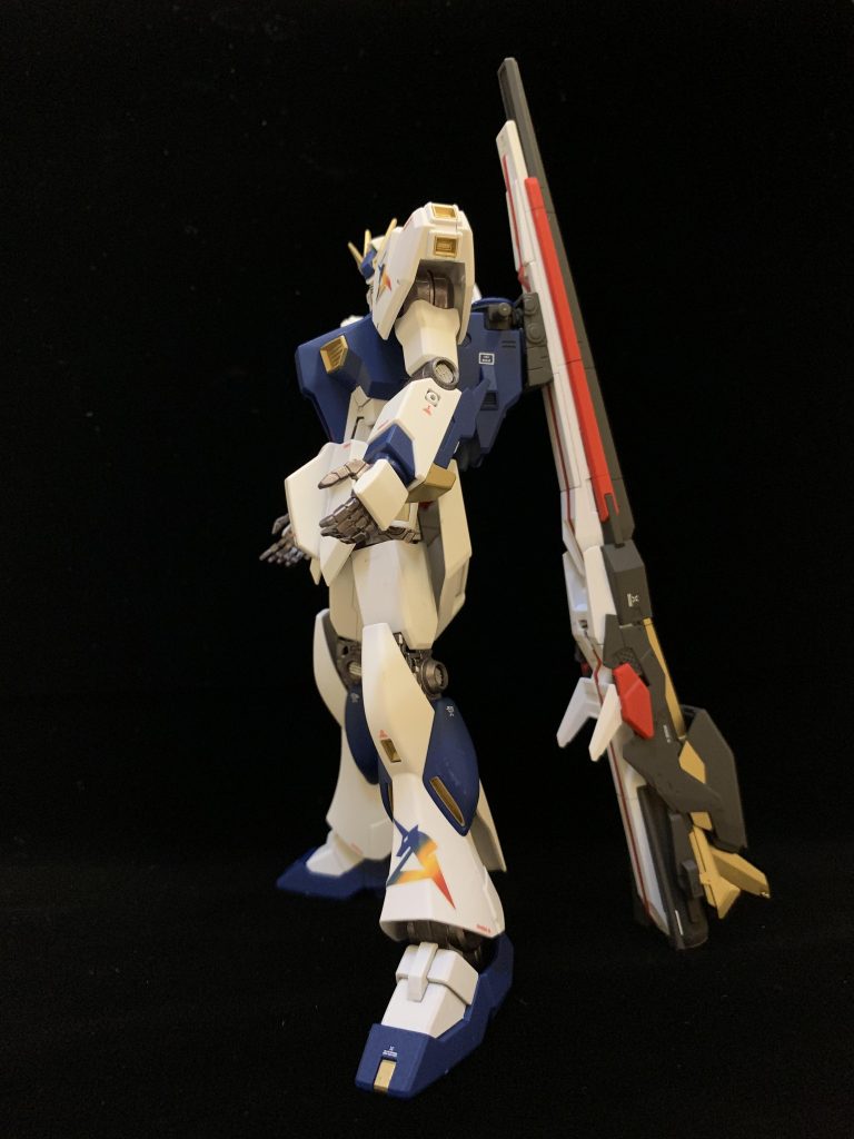 サイドから。オレンジの成形色部分、関節部全てガンダムマーカーで塗装しました。