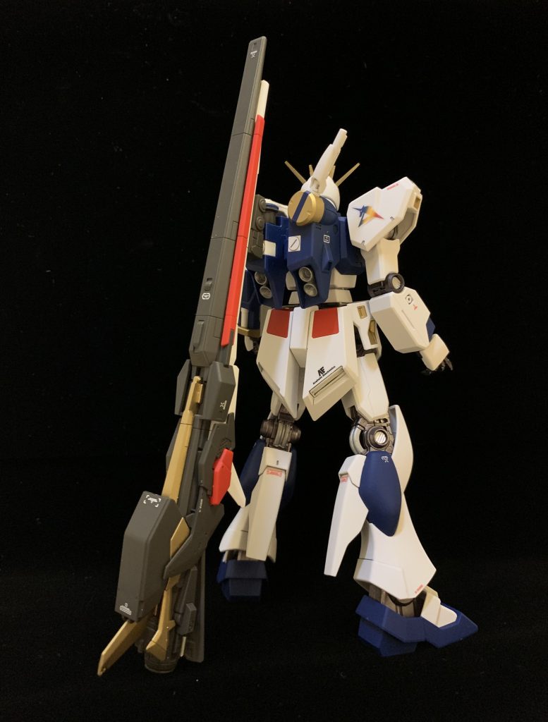 関節部の丸モールドのスカスカ感が気になったので、余っていた市販パーツで埋めています。