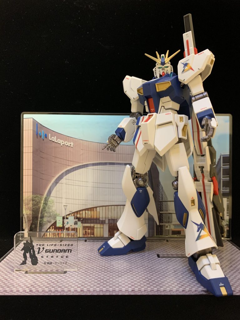 最後はSIDE FのUFOキャッチャーで手に入れたアクスタに乗せて〆。ご覧いただきありがとうございました。カラーレシピ関節部:ガンダムマーカーヘビーガンメタリックオレンジ成形色部:ガンダムマーカーゴールドバーニアノズル:ガンダムマーカーシャインシルバー