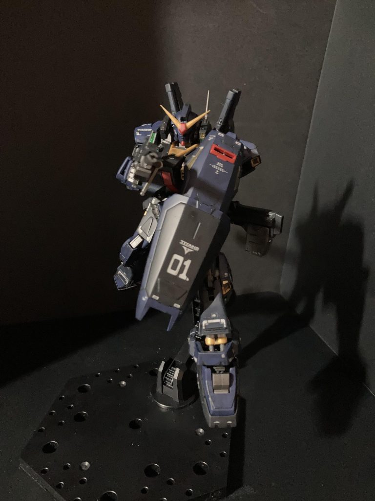 初の水性ホビーカラーエアブラシでの塗装でしたが意外とスムーズにいけました。何号か前のホビージャパンの水性塗料特集を参考致しました。下地は水性塗料のサフを持ってなかったのでガイアの黒サフ、透明サフ、ガンメタサフ（フレーム部）を使用した上に水性塗料を吹いたためか、意外と塗膜も強くラッカーと変わらない印象でした。部分塗装はシタデル、ファレフォ中心に筆塗りしております。